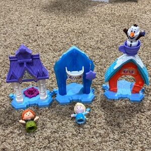 Fisher-Price Little People Disney Frozen Snowflake Village Playset